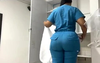 Paciente culona aceitada grabada en consultorio